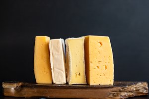 Myk ost og hard ost, laget av kumelk, geitmelk og sauemelk.